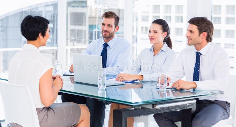 Recrutorii care verifică candidatul în timpul interviului pentru angajare stock photo