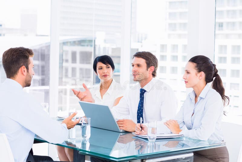 Recrutorii care verifică candidatul în timpul interviului pentru angajare stock photography