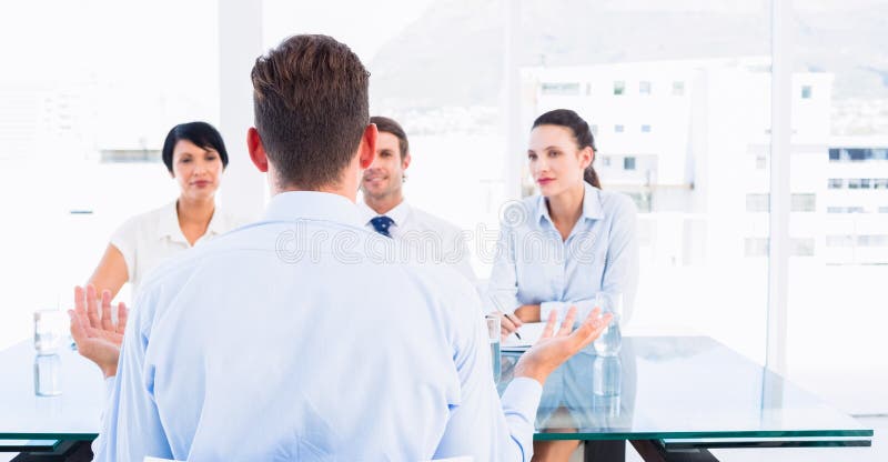 Recrutorii care verifică candidatul în timpul interviului pentru angajare royalty free stock image