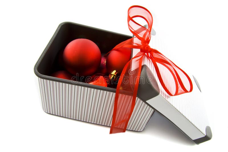 Rectángulo de regalo con las bolas de Navidad