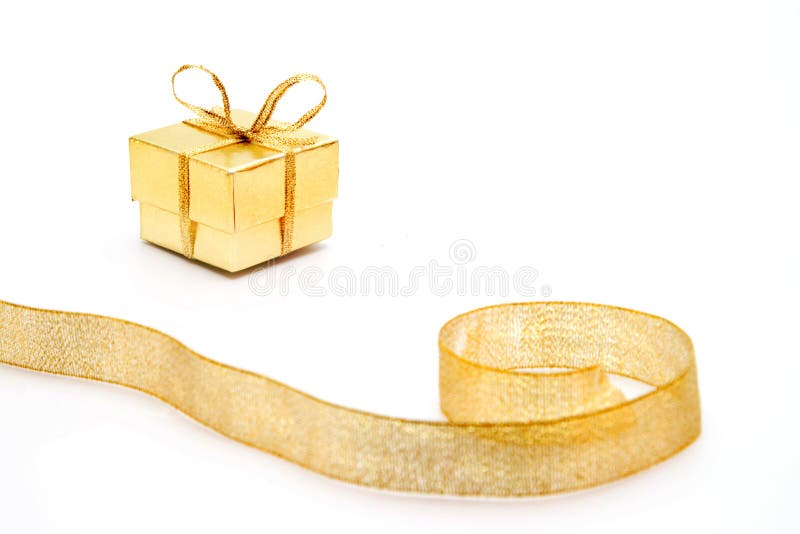 Rectángulo de regalo del oro con la cinta fotos de archivo Rectángulo de regalo del oro con la cinta fotos de archivo