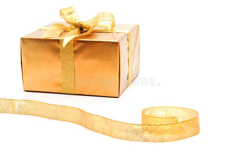 Rectángulo de regalo del oro con la cinta y el arqueamiento fotografía de archivo libre de regalías Rectángulo de regalo del oro con la cinta y el arqueamiento fotografía de archivo libre de regalías