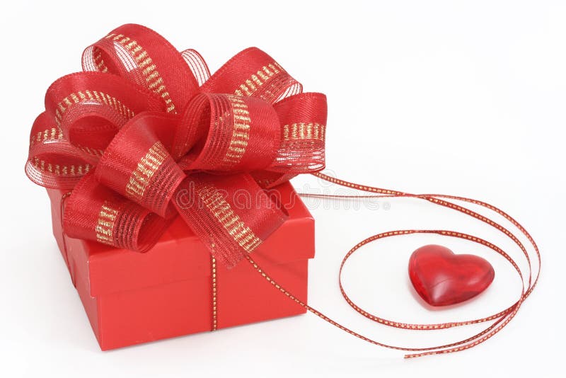 Rectángulo de regalo rojo con el corazón fotografía de archivo libre de regalías Rectángulo de regalo rojo con el corazón fotografía de archivo libre de regalías