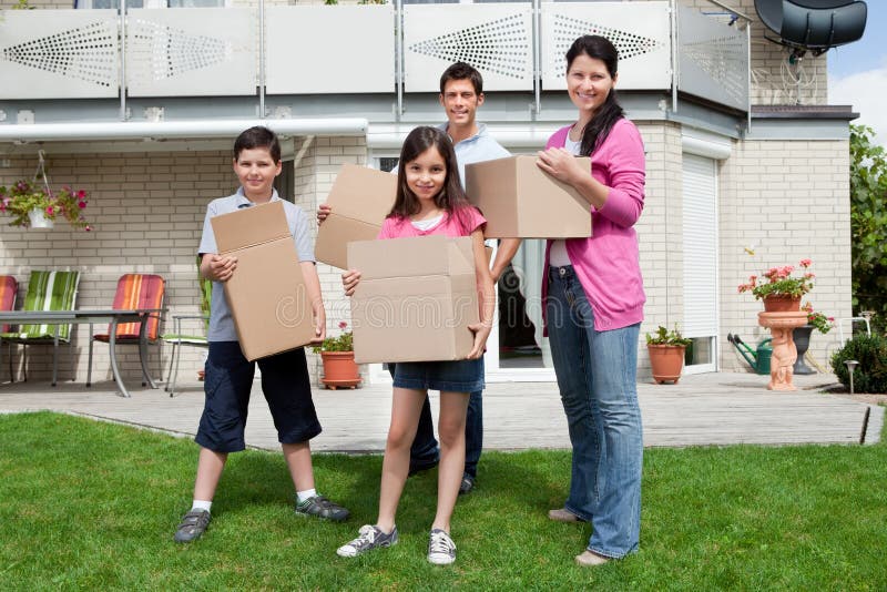 Rectángulos que llevan de la familia en nuevo hogar imagen de archivo libre de regalías Rectángulos que llevan de la familia en nuevo hogar imagen de archivo libre de regalías