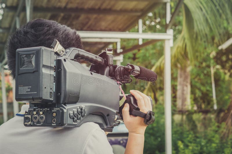Recubrimiento de un evento con una cámara de vídeo , Videographer foto de archivo Recubrimiento de un evento con una cámara de vídeo , Videographer foto de archivo