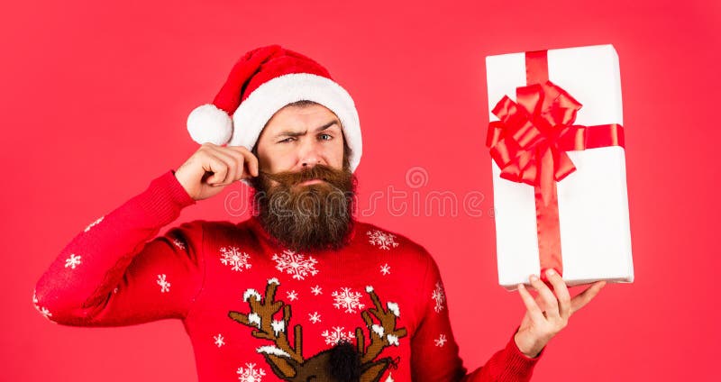 Recuerdos brillantes. fondo rojo masculino de santa barba brutal. emocionado por los precios de la Navidad apurar las compras. fot fotografía de archivo libre de regalías