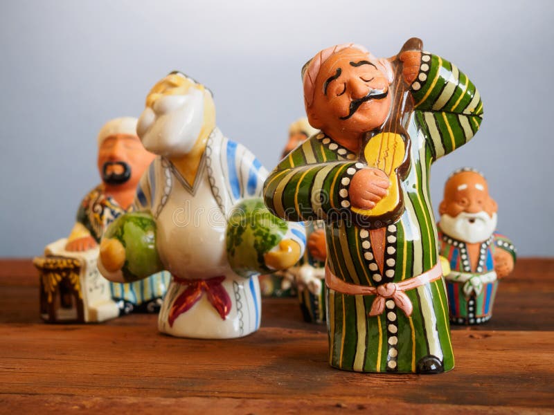 Recuerdos tradicionales del Uzbek - estatuilla de cerámica hecha a mano imagen de archivo libre de regalías Recuerdos tradicionales del Uzbek - estatuilla de cerámica hecha a mano imagen de archivo libre de regalías