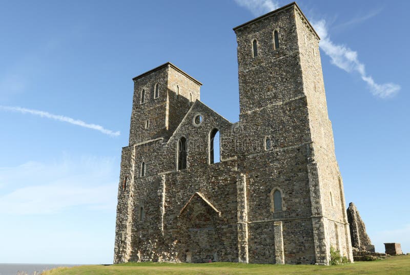 Reculver domine le fort de rivage et les restes saxons romains de l'église du 12ème siècle images stock Reculver domine le fort de rivage et les restes saxons romains de l'église du 12ème siècle images stock