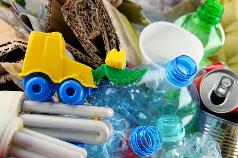 Recyclable śmieciarski składać się z szkło, klingeryt, metal i papier, zdjęcia royalty free Recyclable śmieciarski składać się z szkło, klingeryt, metal i papier, zdjęcia royalty free