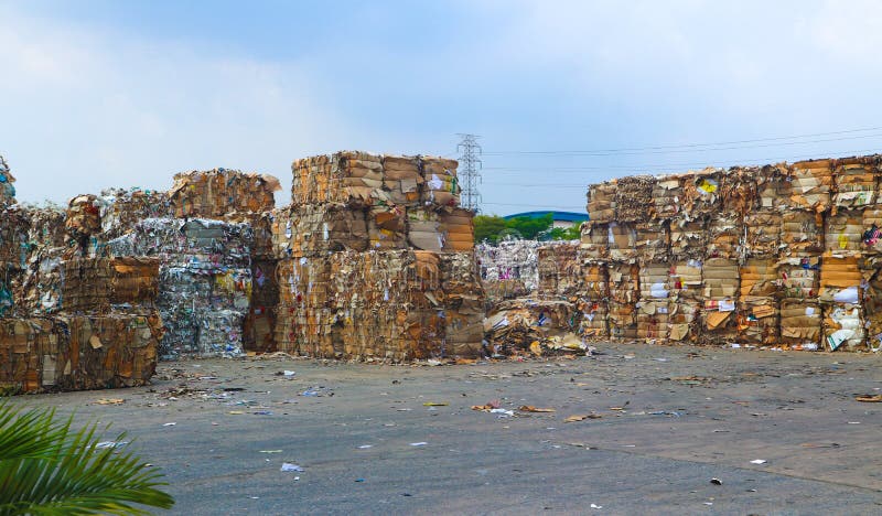 Recycleer het huisvuil van het de industriekarton en document afval na het drukken in de hydraulische het in balen verpakken mach royalty-vrije stock foto's Recycleer het huisvuil van het de industriekarton en document afval na het drukken in de hydraulische het in balen verpakken mach royalty-vrije stock foto's
