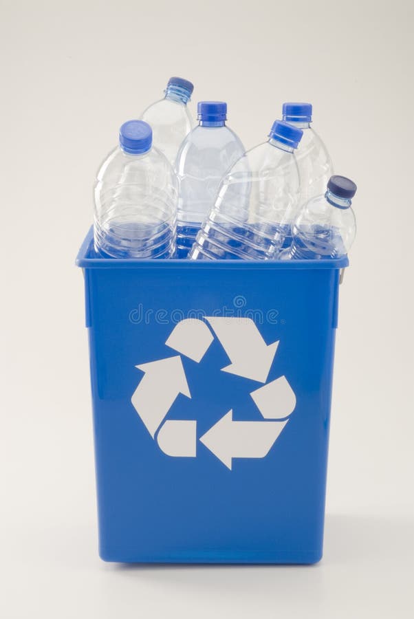 Blu raccolta differenziata posacenere pieno da animale domestico plastica bottiglie.