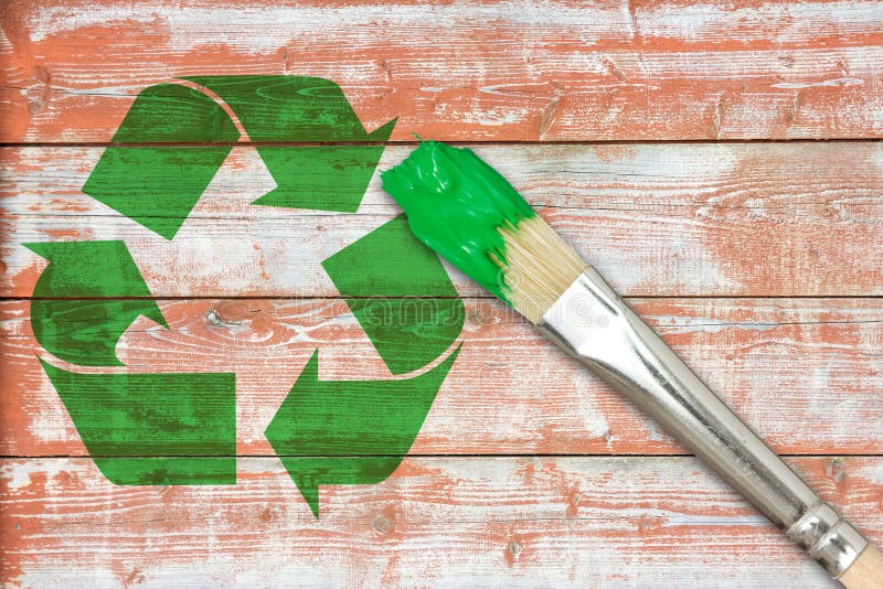 Recycling-Symbol gemalt auf der hölzernen Wand lizenzfreie stockfotografie Recycling-Symbol gemalt auf der hölzernen Wand lizenzfreie stockfotografie