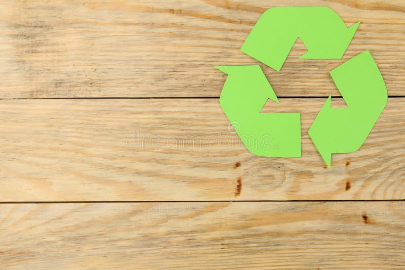 Recyclingsteken op een natuurlijke houten lijst Mening van hierboven Het concept van Eco royalty-vrije stock foto Recyclingsteken op een natuurlijke houten lijst Mening van hierboven Het concept van Eco royalty-vrije stock foto