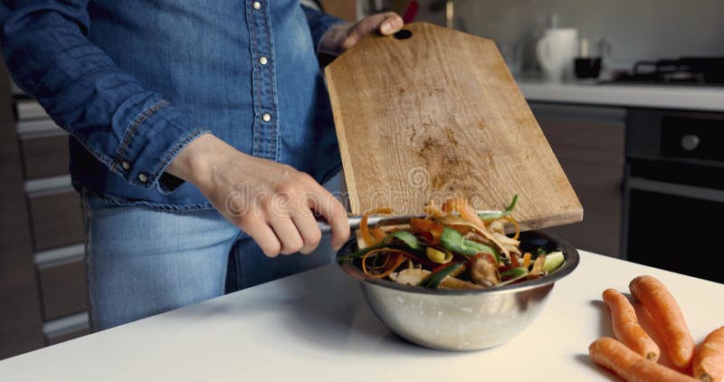 Recykling organicznych odpadów kuchennych. kompost o resztach żywności