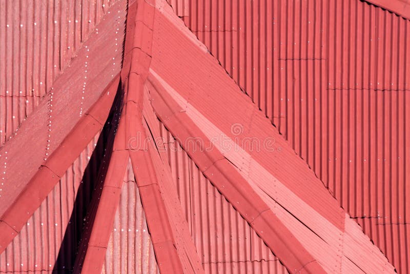 Red Advanced strukturiertes gewölbtes Metalleckendach mit Regengossensystem stockbilder