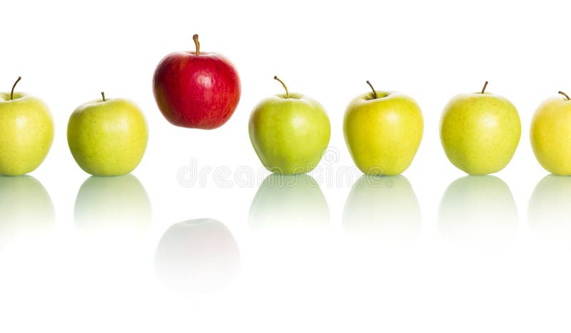 El único manzana flotante más alto línea de verde manzanas aislado sobre fondo blanco.