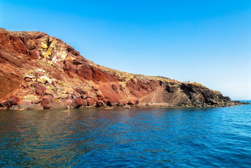Red Beach Cliffs Santorini. Santorini Grecia 19 maggio 2018 : I turisti esplorano le uniche formazioni rosse e nuotano nelle acque chiare di Red Beach una destinazione popolare