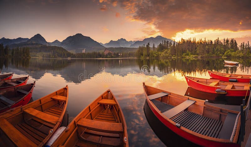 Majestátne horské jazero v Národnom parku Vysoké Tatry Národný Park, Slovensko, Európa. Západ slnka.