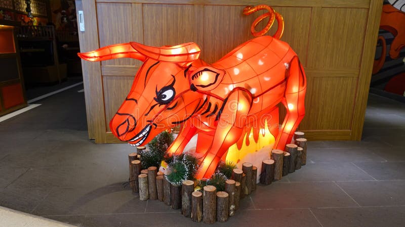 Red Bull-de voorzijde van de de Verlichtingswinkel van het mascottebeeldhouwwerk royalty-vrije stock afbeeldingen Red Bull-de voorzijde van de de Verlichtingswinkel van het mascottebeeldhouwwerk royalty-vrije stock afbeeldingen