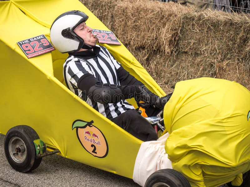 Red Bull Soapboxdomare Driver arkivbild Red Bull Soapboxdomare Driver arkivbild