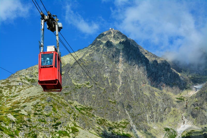 Červená lanovka z Tatier na Lomnický štít. Krásna horská krajina na Slovensku.