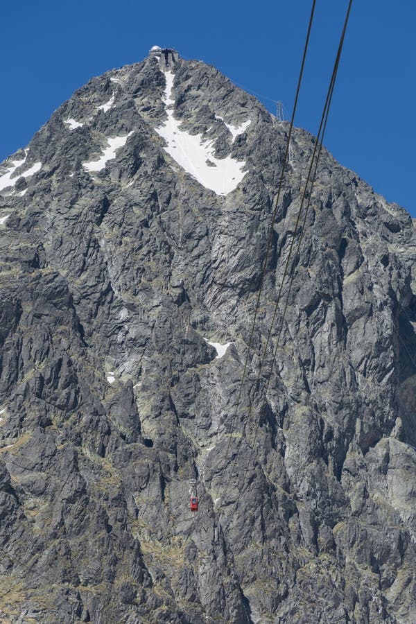 Červená lanovka na vrchol ve Vysokých Tatrách