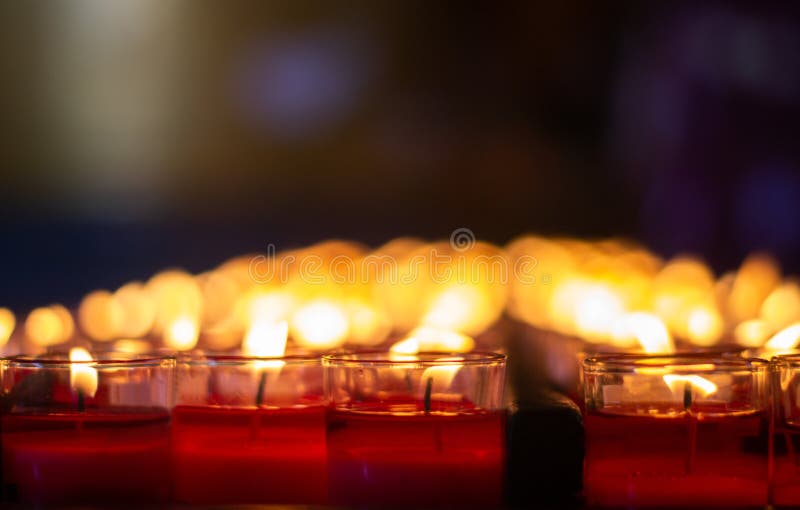 Red candles To pray for blessings for the good things in life. A belief since ancient times believed that it would make life brighter.