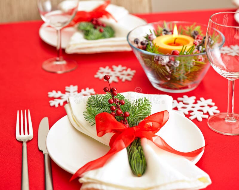 Red Christmas Dinner Table Setup Stock Image - Image of house ...