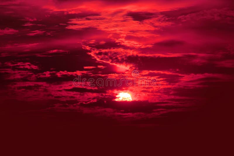 Bầu trời rực đỏ buổi sáng với hiệu ứng chuyển động đường ngang của mây giống như một tác phẩm nghệ thuật sống động. Hãy xem hình ảnh để cảm nhận được sự lung linh và tuyệt vời của nó.