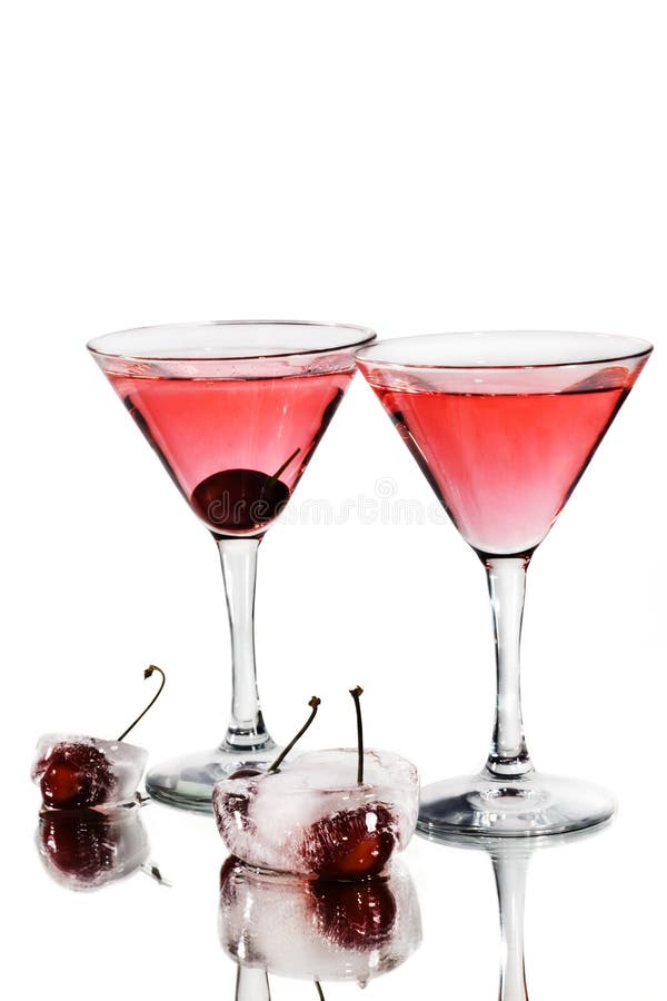Rosso cocktail in bicchieri martini su bianco.