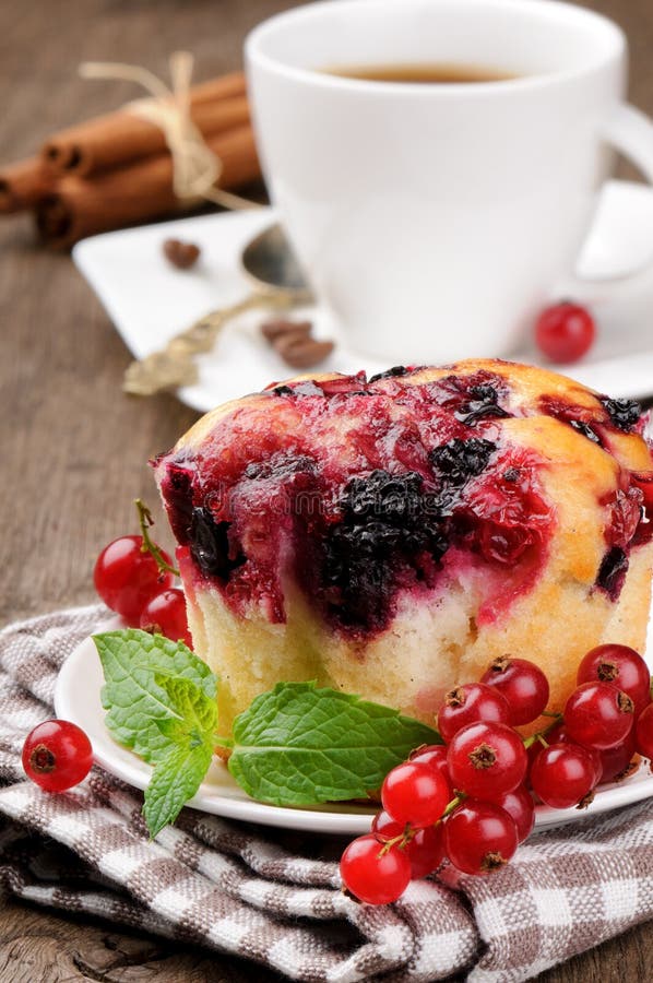 Red currant cup cake and coffee