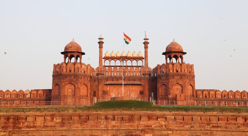 Il Red Fort di Delhi, un sito patrimonio mondiale dell'UNESCO, con la bandiera Indiana volando davanti.