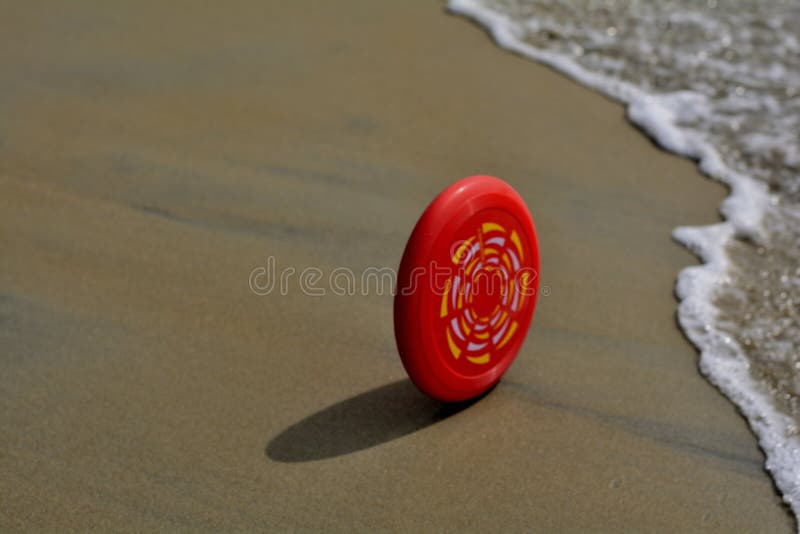 Destiny: Frisbee in Action Reaching the Waves Stock Photo - of fling: 138410232