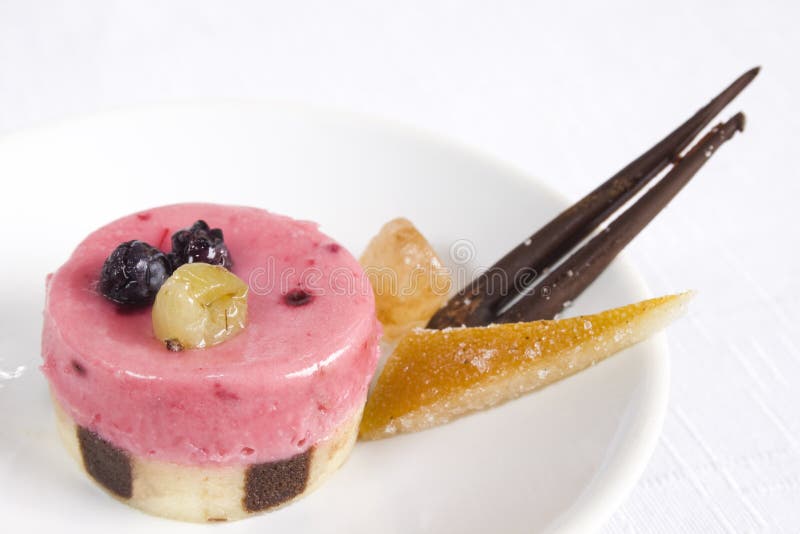 Red fruits petit four