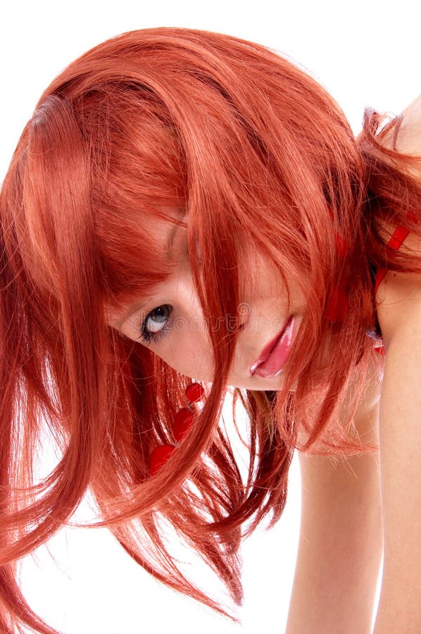 Portrét mladej žene červené vlasy.
