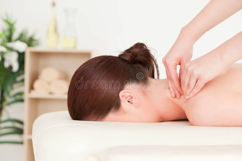 Red-haired Frau, die eine rückseitige Massage empfängt stockfotos Red-haired Frau, die eine rückseitige Massage empfängt stockfotos
