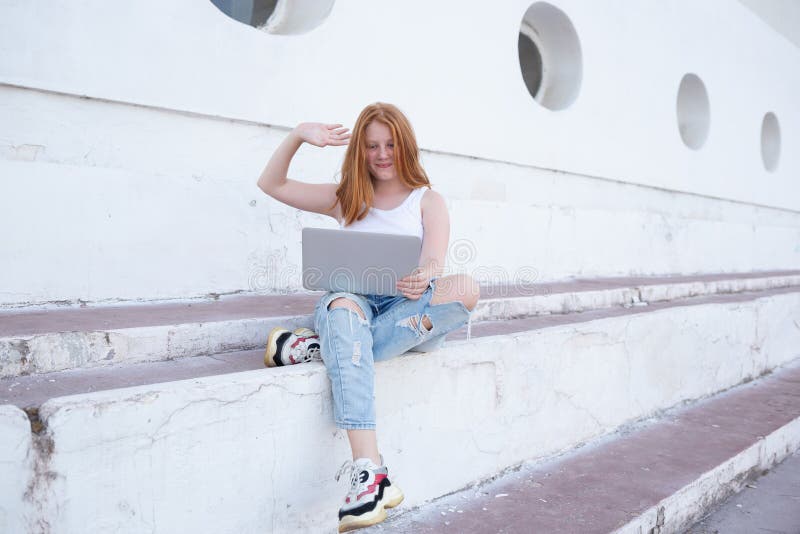 https://thumbs.dreamstime.com/b/red-haired-teen-girl-talking-video-call-sitting-steps-laptop-231257570.jpg
