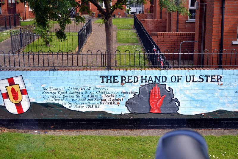 Tường họa tay đỏ của Ulster là một tác phẩm nghệ thuật đầy ấn tượng. Từng chi tiết trong bức tranh đều được thể hiện một cách tinh tế và tạo nên một cái nhìn toàn diện về vùng đất này. Hãy thưởng thức bức tường họa này để cảm nhận sự đẹp và tinh tế của nghệ thuật.