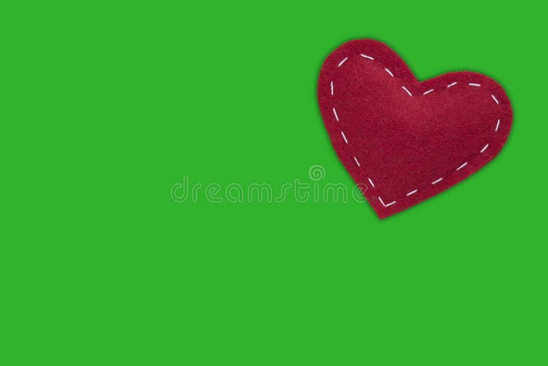 Mẫu trái tim đỏ vải với chỉ trắng trên nền xanh lá cây: Một hình ảnh tuyệt đẹp với một mẫu trái tim đỏ được làm từ vải cao cấp, trang trí bằng chỉ trắng rất nổi bật trên nền xanh lá cây. Chỉ cần một lần nhìn vào hình ảnh này, bạn sẽ cảm thấy tim mình đập nhanh hơn và muốn chiêm ngưỡng nó thật lâu.