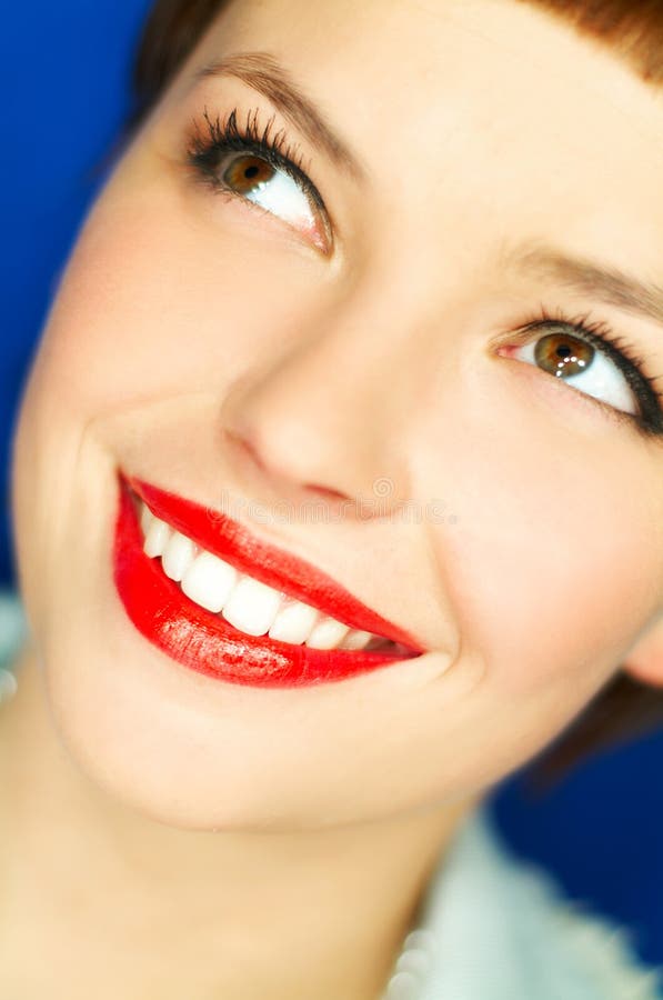 Retrato hermoso joven mujer sonriente lápiz labial dejar tengo saber en tú Éste en tuyo diseno.