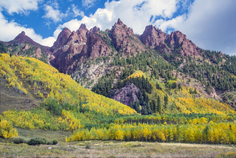 Red mountain peaks and fall colors at Maroon Bells valley with fall colors in Aspen Colorado USA royalty free stock images Red mountain peaks and fall colors at Maroon Bells valley with fall colors in Aspen Colorado USA royalty free stock images