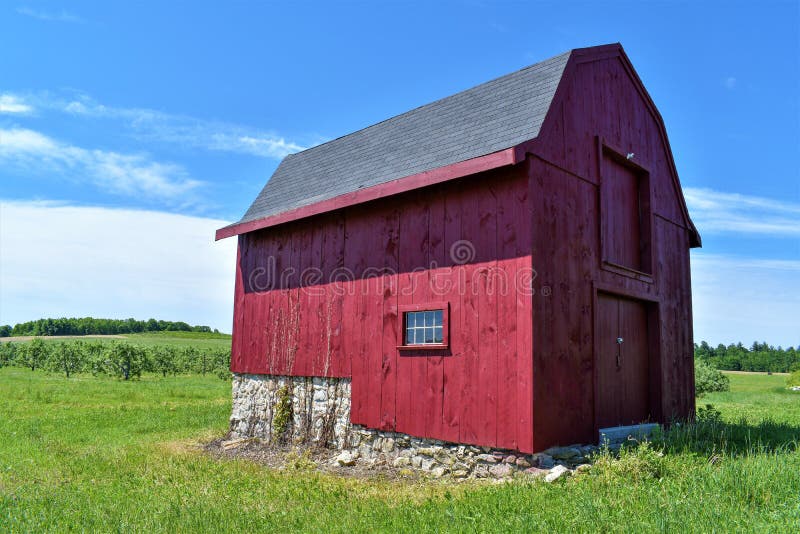 Red New England Barn in Hillsborough County, New Hampshire, United States US royalty free stock photography Red New England Barn in Hillsborough County, New Hampshire, United States US royalty free stock photography