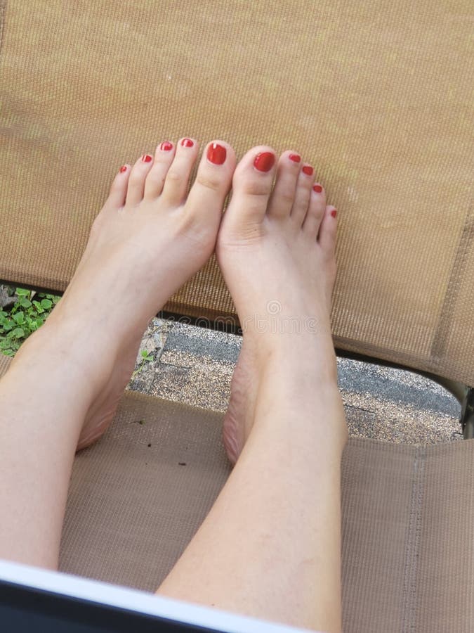 læber Vend tilbage Andragende Red painted pretty toes stock photo. Image of white - 172518516