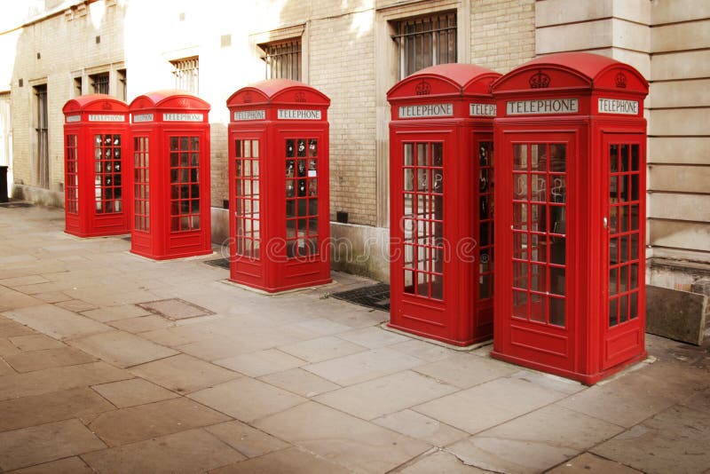 Línea de cinco teléfono cabanas en viejo calles en londres.