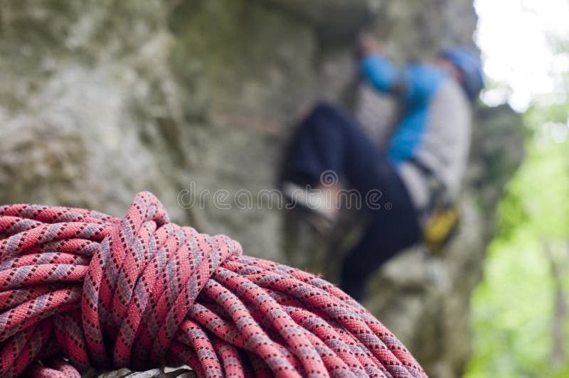 Corda, un sfocato alpinista, sul parete la Valle, più vicino,.