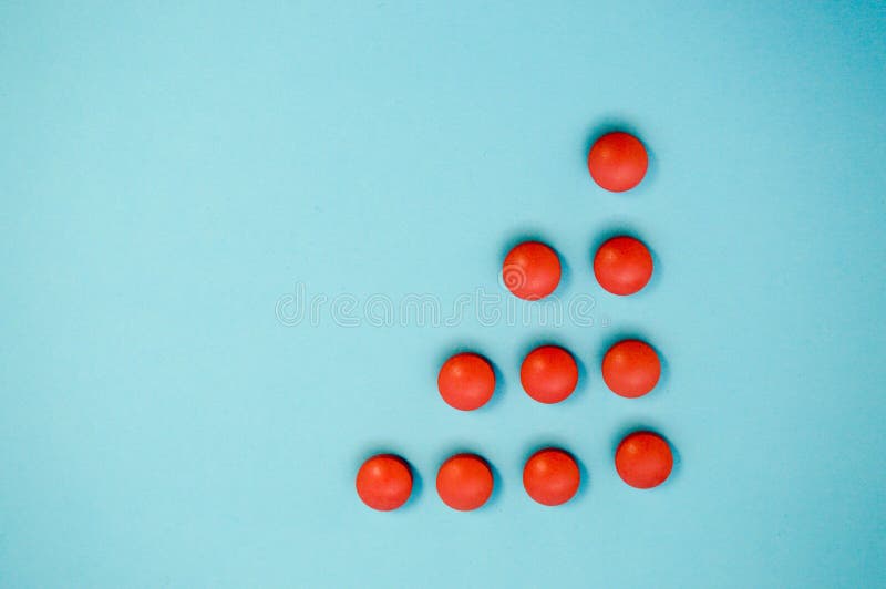 flydende ønske Opmærksom Red Round Medical Pharmaceutical Drug Pills Lie in the Shape of a Triangle  or Arrow on a Blue Background Stock Image - Image of circle, medication:  179683099