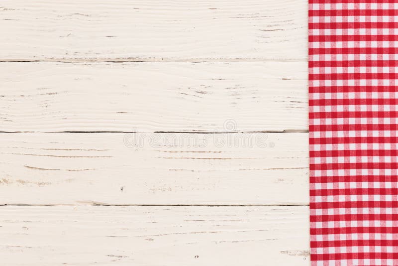 Khăn trải bàn caro rustic đỏ trên bàn gỗ trắng Khăn trải bàn caro rustic đỏ sẽ khiến cho bàn ăn của bạn trở nên đậm chất miền núi. Thiết kế ấn tượng, phong cách Rustic cùng gam màu đỏ tươi sáng sẽ mang đến cho bạn một không gian ấm áp và thân thiện. Hãy tham khảo hình ảnh liên quan để cảm nhận sự trang trọng và độc đáo của khăn trải bàn này.