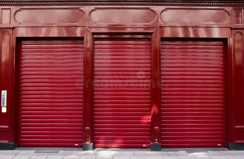 Red shop finestra con le tendine tirate giù.