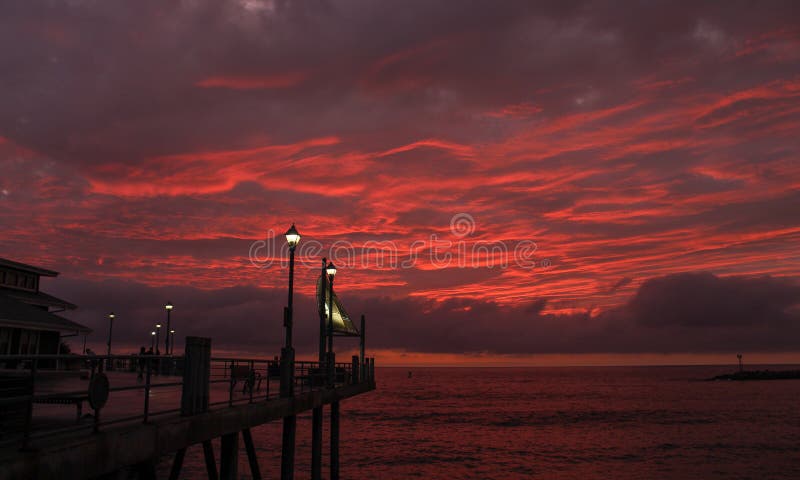 Red Sky över Redondo Beach Pier på en Rainy Evening, Los Angeles County, Kalifornien royaltyfria bilder Red Sky över Redondo Beach Pier på en Rainy Evening, Los Angeles County, Kalifornien royaltyfria bilder