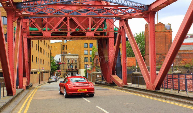 Red bridge red car Wapping Wall Central London Great Britain royalty free stock photography Red bridge red car Wapping Wall Central London Great Britain royalty free stock photography